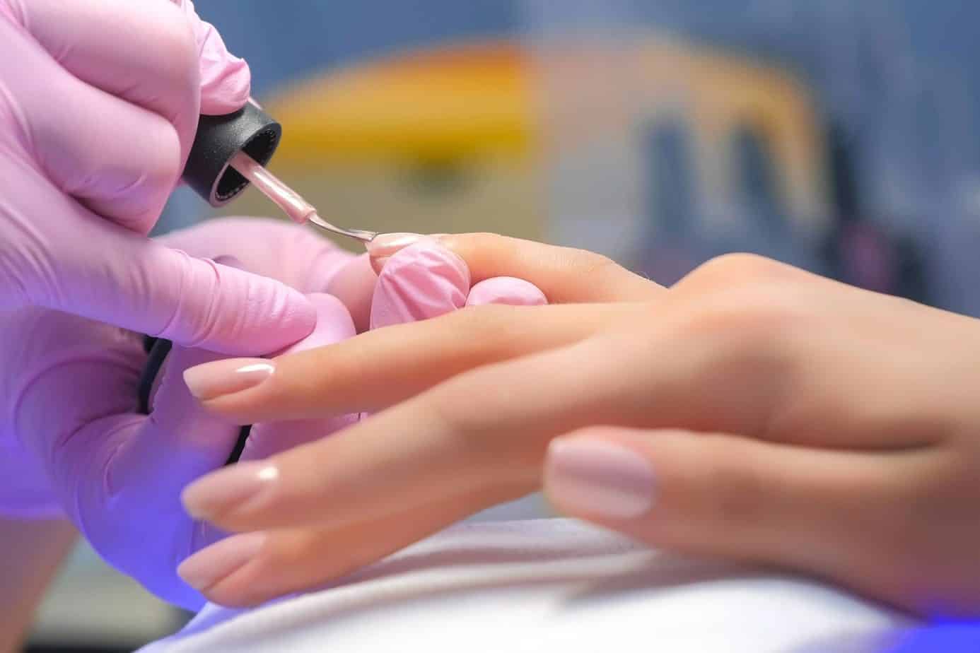 Manicure kombinowany – na czym polega?