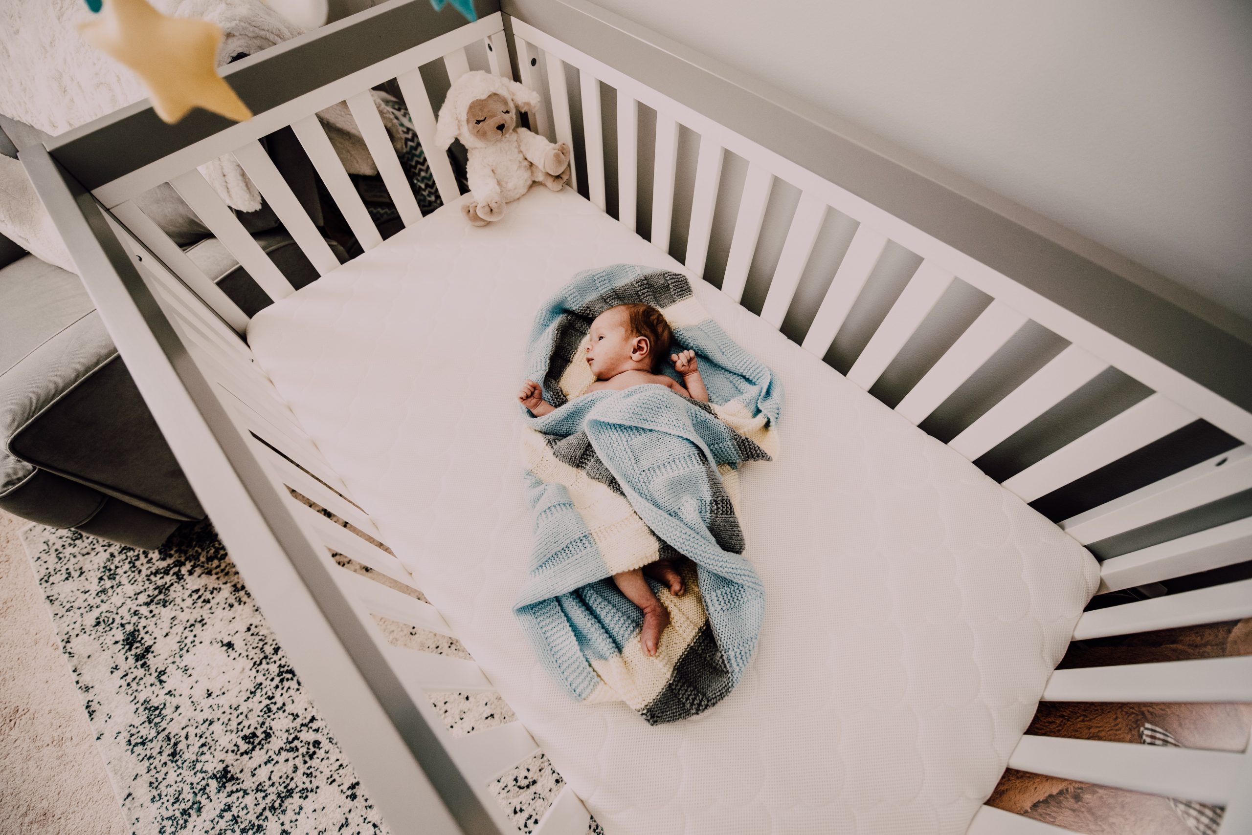 Jak nauczyć niemowlaka spania w łóżeczku?