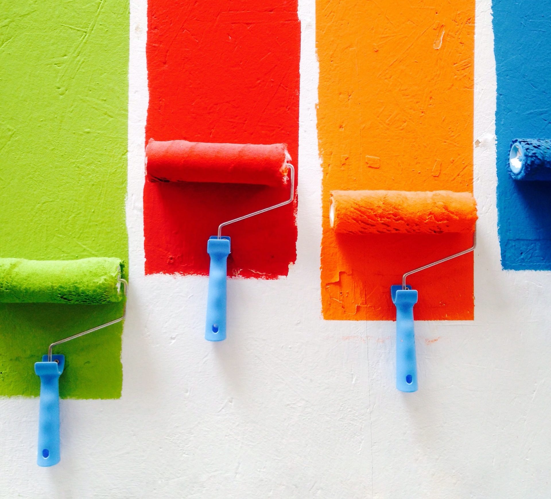 Odświeżanie koloru – na co zwrócić uwagę, gdy samodzielnie malujesz ściany?