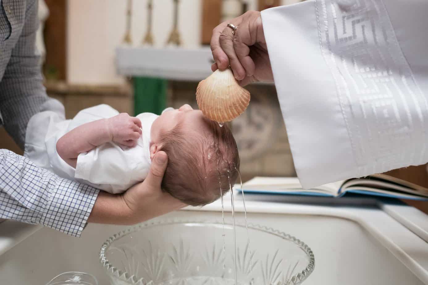 Jak udekorować stół na chrzest?