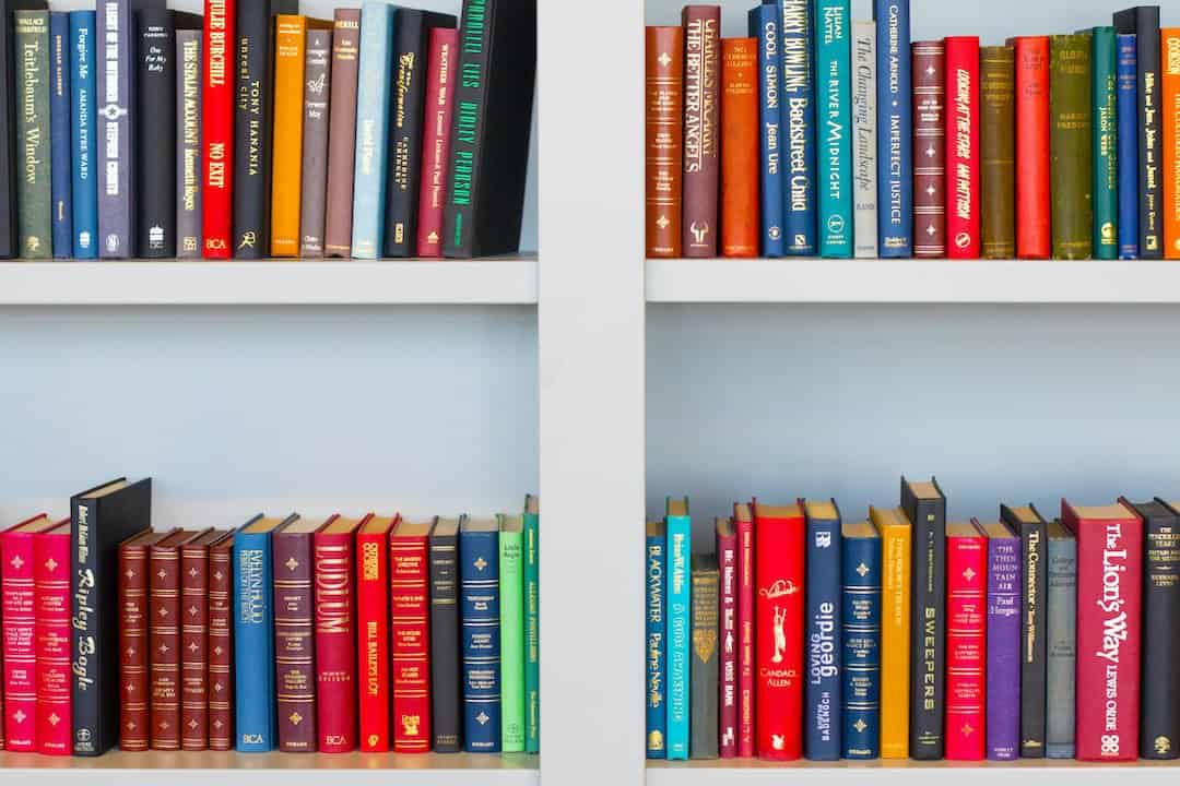 Organizacja i aranżacja książek na nowoczesnych półkach: Praktyczne wskazówki
