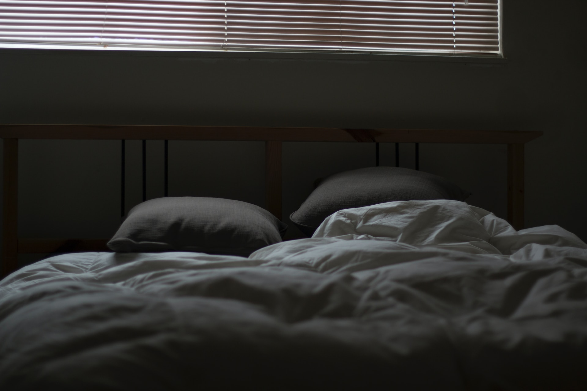 Noc jak ze snów – co warto wiedzieć o poduszkach z ziarnami?