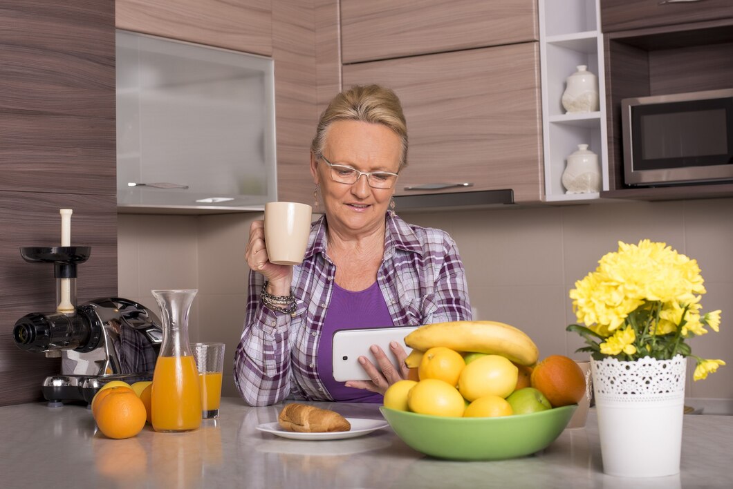 Jak ergonomiczne kubki mogą poprawić samodzielność i bezpieczeństwo osób starszych podczas spożywania posiłków?
