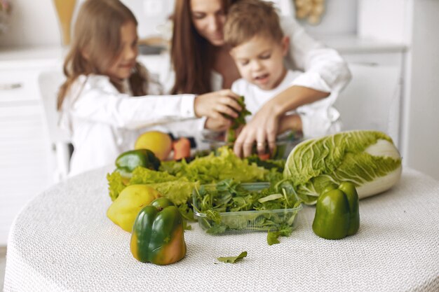 Jak zdrowe posiłki z lokalnych produktów wpływają na rozwój dziecka w filozofii Montessori?